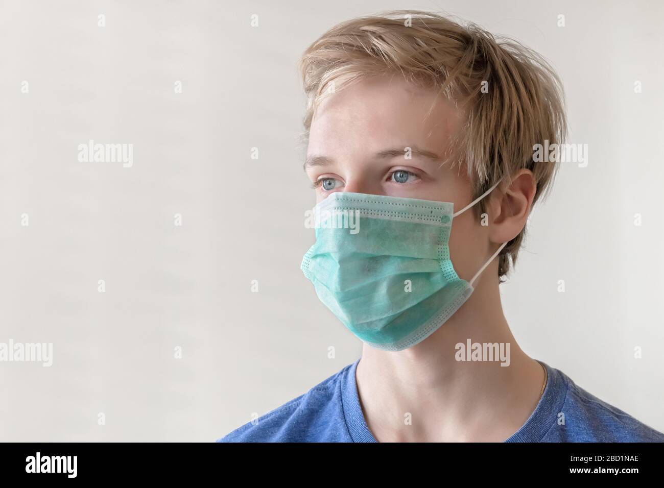 COVID-19 coronavirus. Ritratto di un giovane di 17 anni in maschera medica. Foto Stock