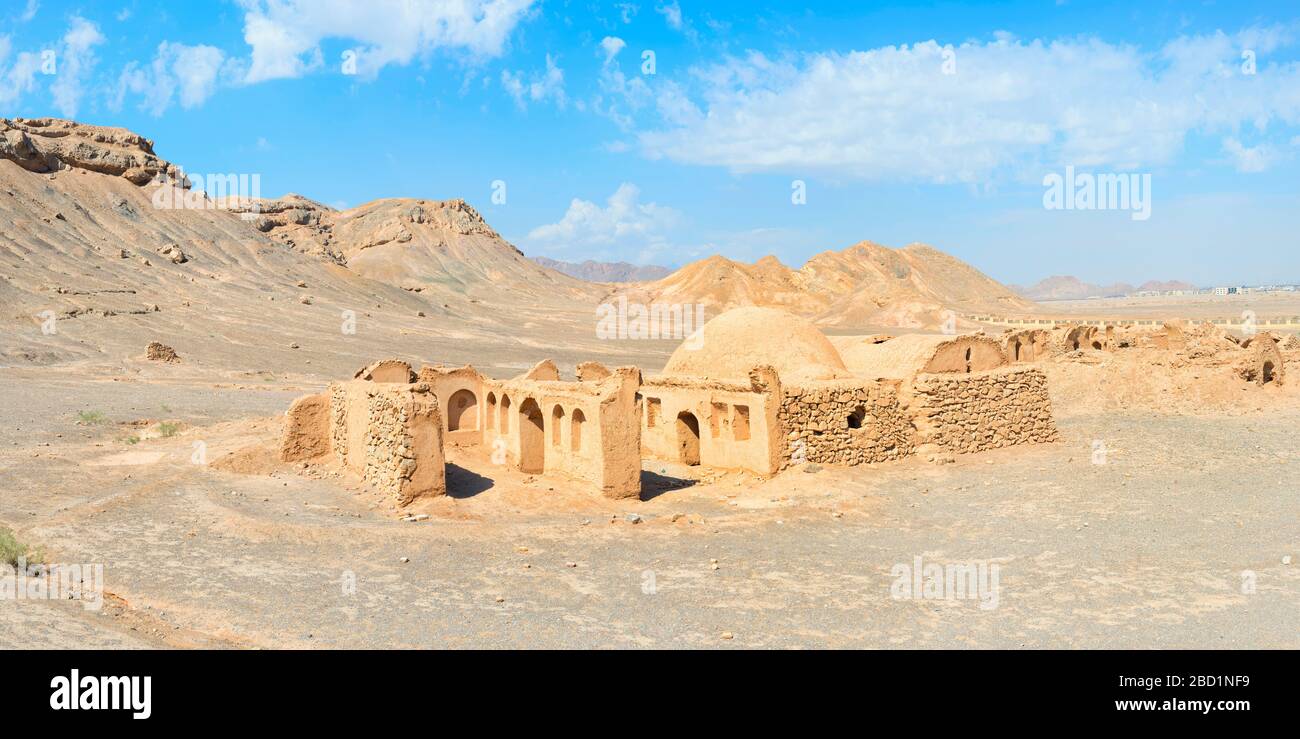 Rovine di edifici rituali di fronte alla Torre Zoroastriana del silenzio di Dakhmeh, Yazd, Iran, Medio Oriente Foto Stock