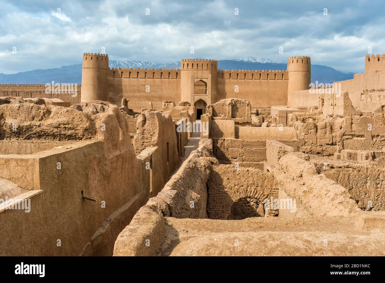 Rovine, torri e mura della cittadella di Rayen, il più grande edificio di adobe del mondo, Rayen, provincia di Kerman, Iran, Medio Oriente Foto Stock