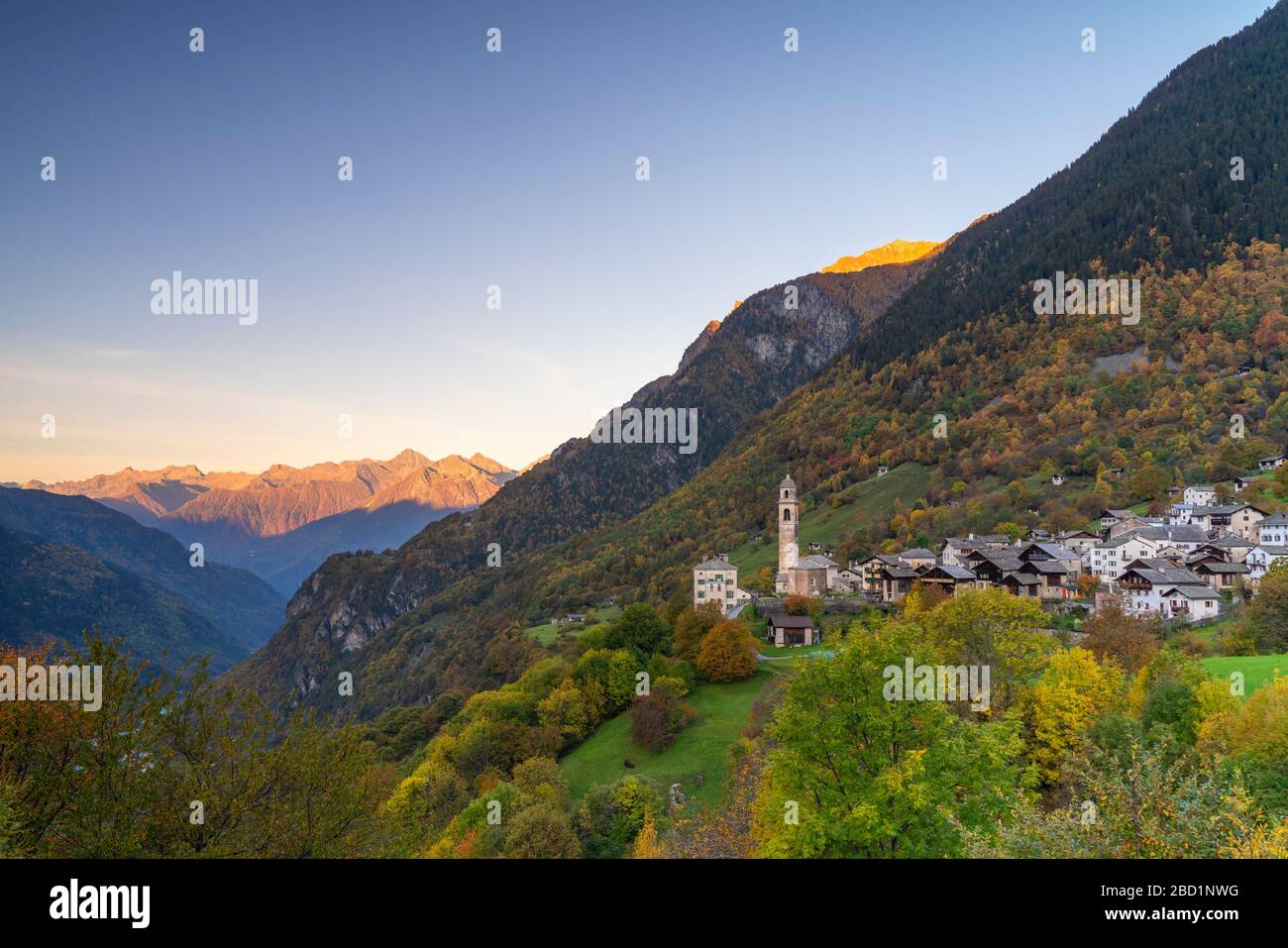Villaggio alpino di Soglio in autunno, Val Bregaglia, Cantone di Graubunden, Svizzera, Europa Foto Stock