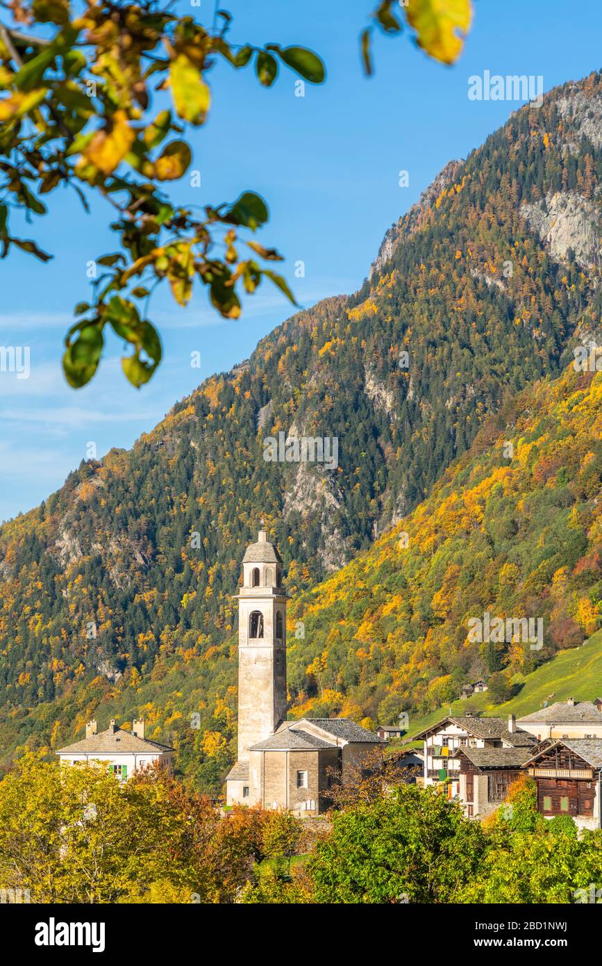 Antico campanile e chiesa nel paesaggio autunnale, Soglio, Val Bregaglia, Cantone di Graubunden, Svizzera, Europa Foto Stock