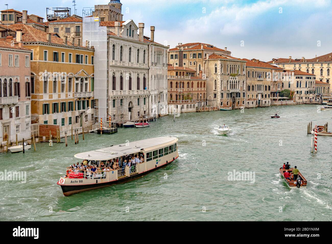 Un percorso n. 2 Vaporetto o un vaporetto con passeggeri nei pressi dell'Accademia sul Canal Grande a Venezia, Italia Foto Stock