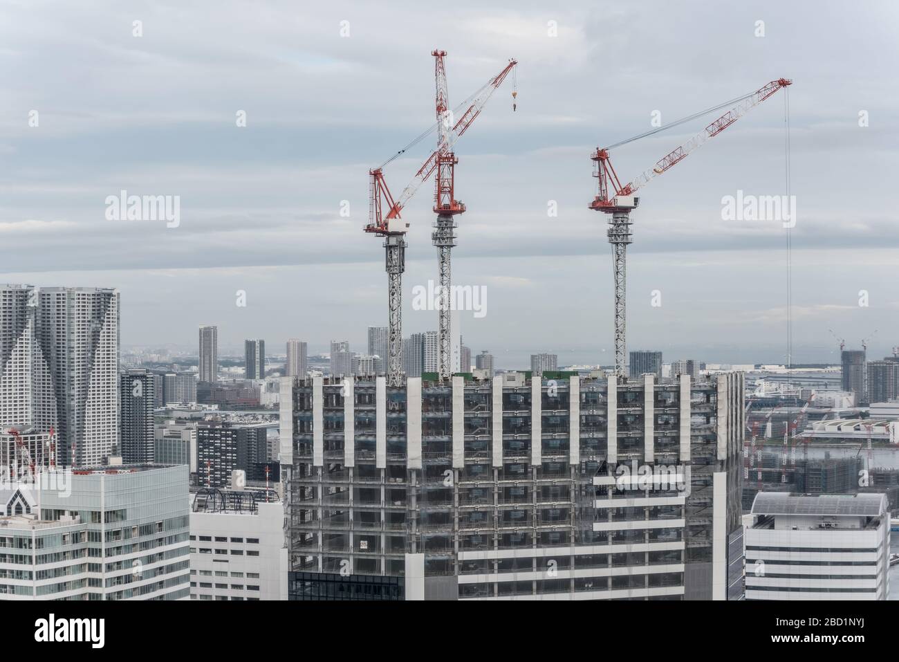 Gru da costruzione in un cantiere in città Foto Stock