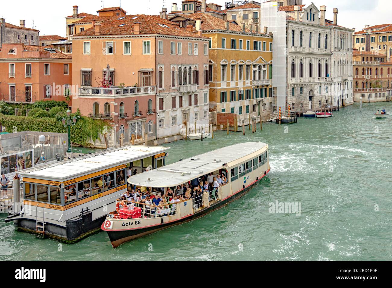 Un percorso n. 2 Vaporetto o un vaporetto con passeggeri alla fermata Accademia Vaporetto sul Canal Grande a Venezia, Italia Foto Stock