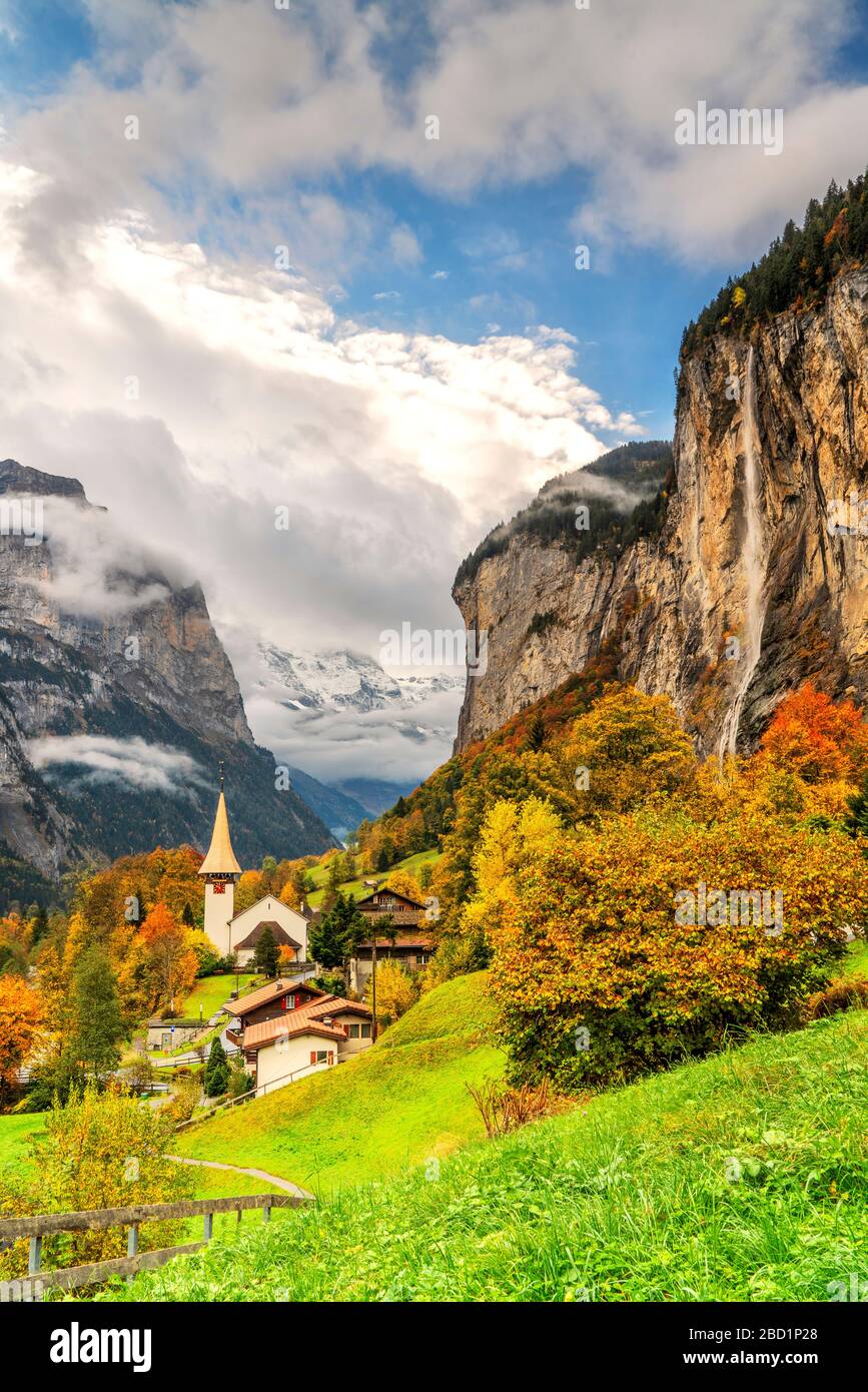 Villaggio alpino di Lauterbrunnen e cascate di Trummelbach cascata in autunno, cantone di Berna, Oberland Bernese, Svizzera, Europa Foto Stock