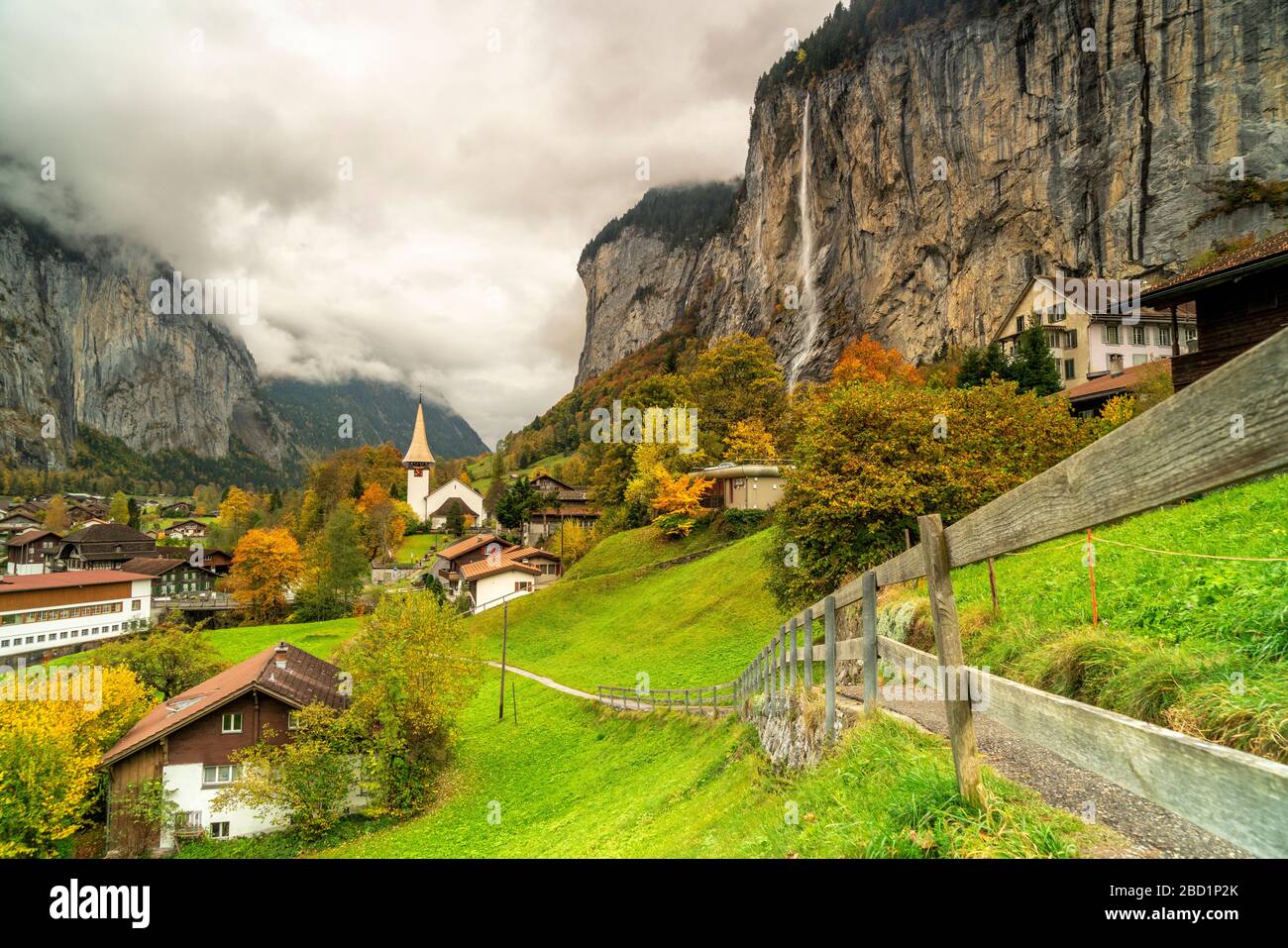 Sentiero nel paesaggio autunnale del villaggio di Lauterbrunnen verso le cascate di Trummelbach, Canton Berna, Oberland Bernese, Svizzera, Europa Foto Stock