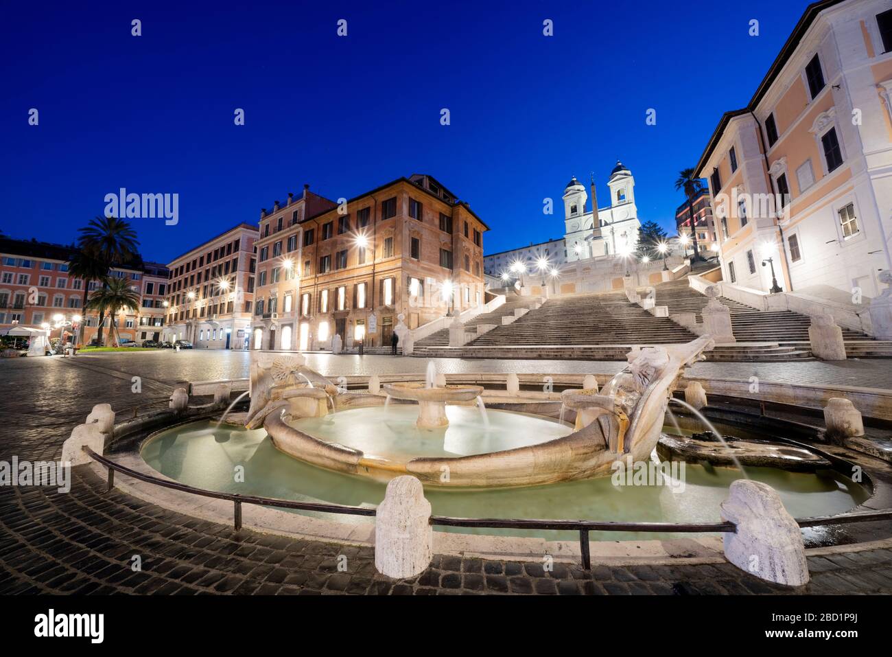 Piazza di Spagna con fontana Barcaccia in primo piano e Trinità dei Monti sullo sfondo, Roma, Lazio, Italia, Europa Foto Stock