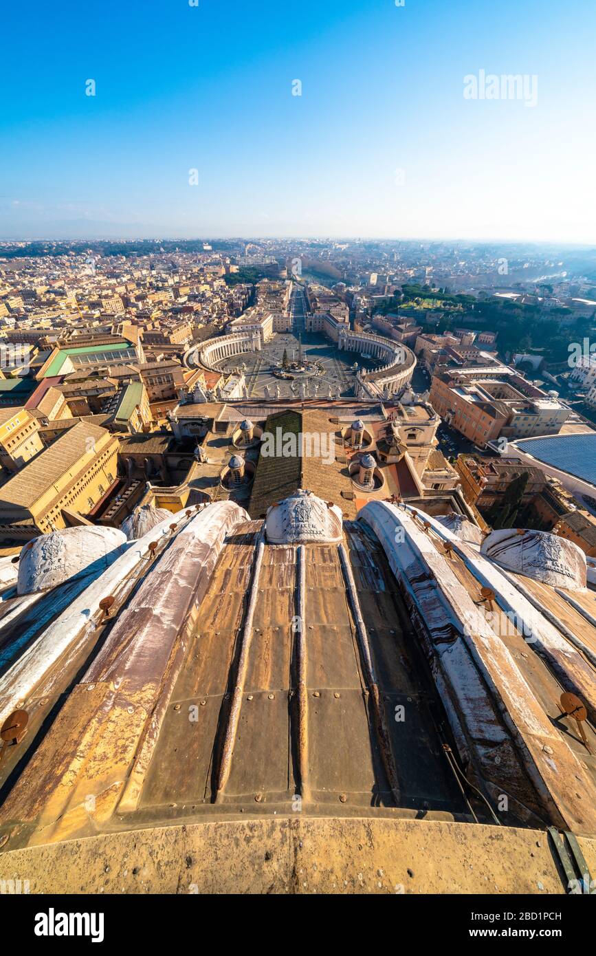 Piazza San Pietro e skyline dalla cima della cupola della Basilica di San Pietro, Città del Vaticano, UNESCO, Roma, Lazio, Italia Foto Stock