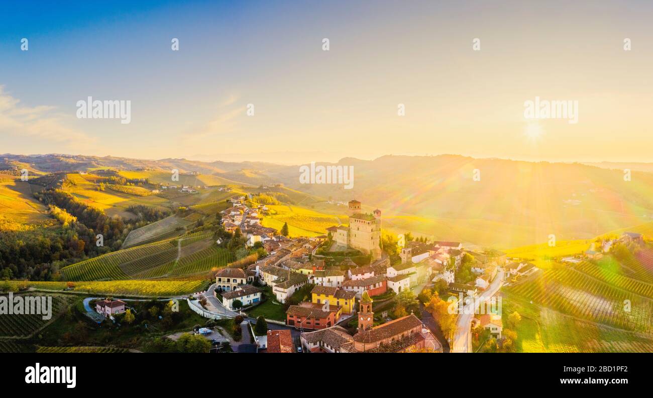 Veduta aerea di Serralunga d'Alba al tramonto, regione del Barolo, Langhe, Piemonte, Italia, Europa Foto Stock
