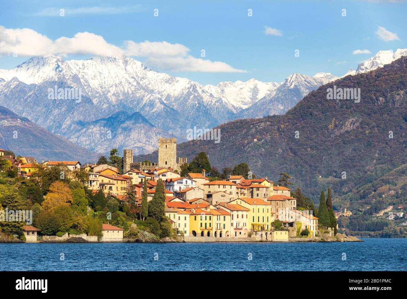 Villaggio di Rezzonico con montagne innevate sullo sfondo, Lago di Como, Lombardia, Laghi Italiani, Italia, Europa Foto Stock