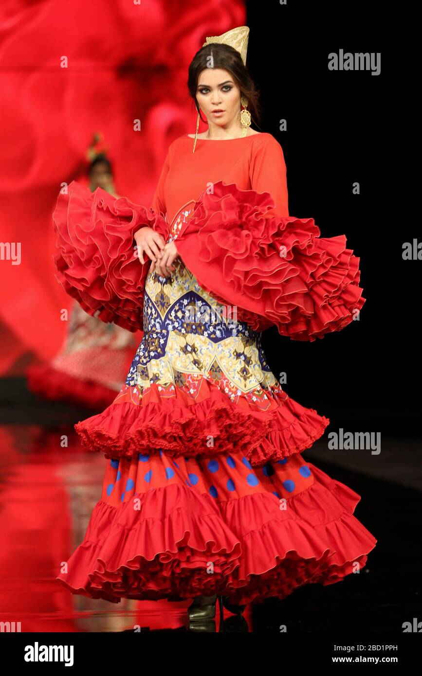 SEVILLA, SPAGNA - GEN 30: Modello Margarita Lofz che indossa un abito della collezione Eboli del designer Javier del Alamo come parte della SIMOF 2020 (Photo credit: Mickael Chavet) Foto Stock