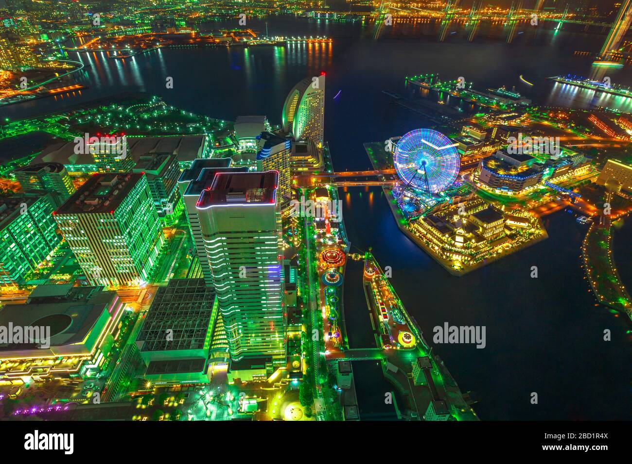 Vista aerea del paesaggio urbano e dello skyline di Yokohama di notte dalla piattaforma di osservazione della Landmark Tower, Yokohama, Giappone Foto Stock