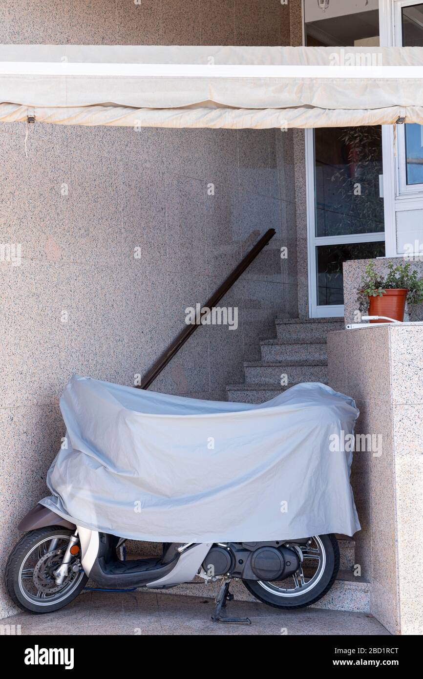 Giorno 21, Scooter coperto di polvere foglio alla porta di un ristorante a Playa San Juan, Tenerife, Isole Canarie, Spagna Foto Stock