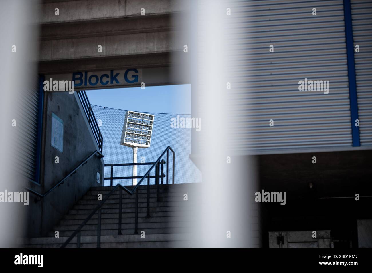 Bochum, Germania. 06th Apr, 2020. Vista attraverso l'ingresso al blocco G nello stadio. La squadra di calcio della seconda lega VfL Bochum è uno dei club che sono stati pesantemente minacciati nella crisi di Corona. Già nel maggio 2020, nel peggiore dei casi, l’ex club della Bundesliga potrebbe essere minacciato di insolvenza. Credit: Fabian Strauch/dpa/Alamy Live News Foto Stock