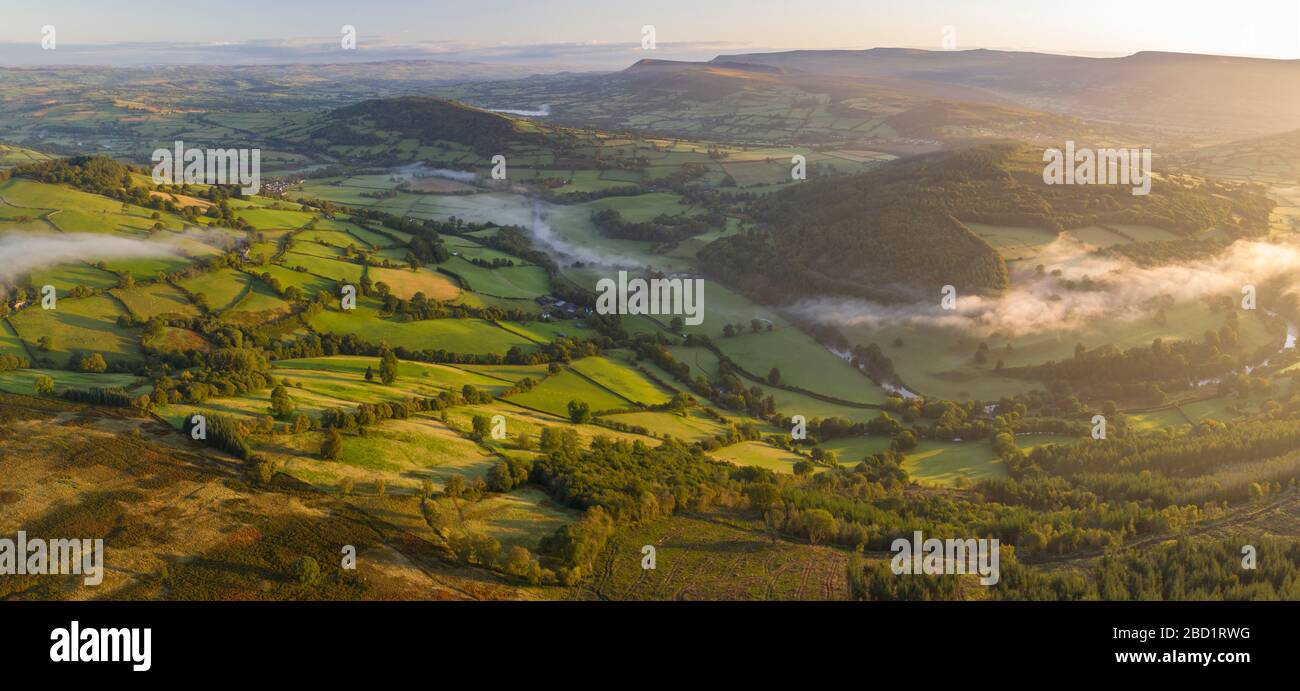 Vista aerea da drone di nebbia che galleggia sulla valle di Usk all'alba, Brecon Beacons National Park, Powys, Galles, Regno Unito, Europa Foto Stock