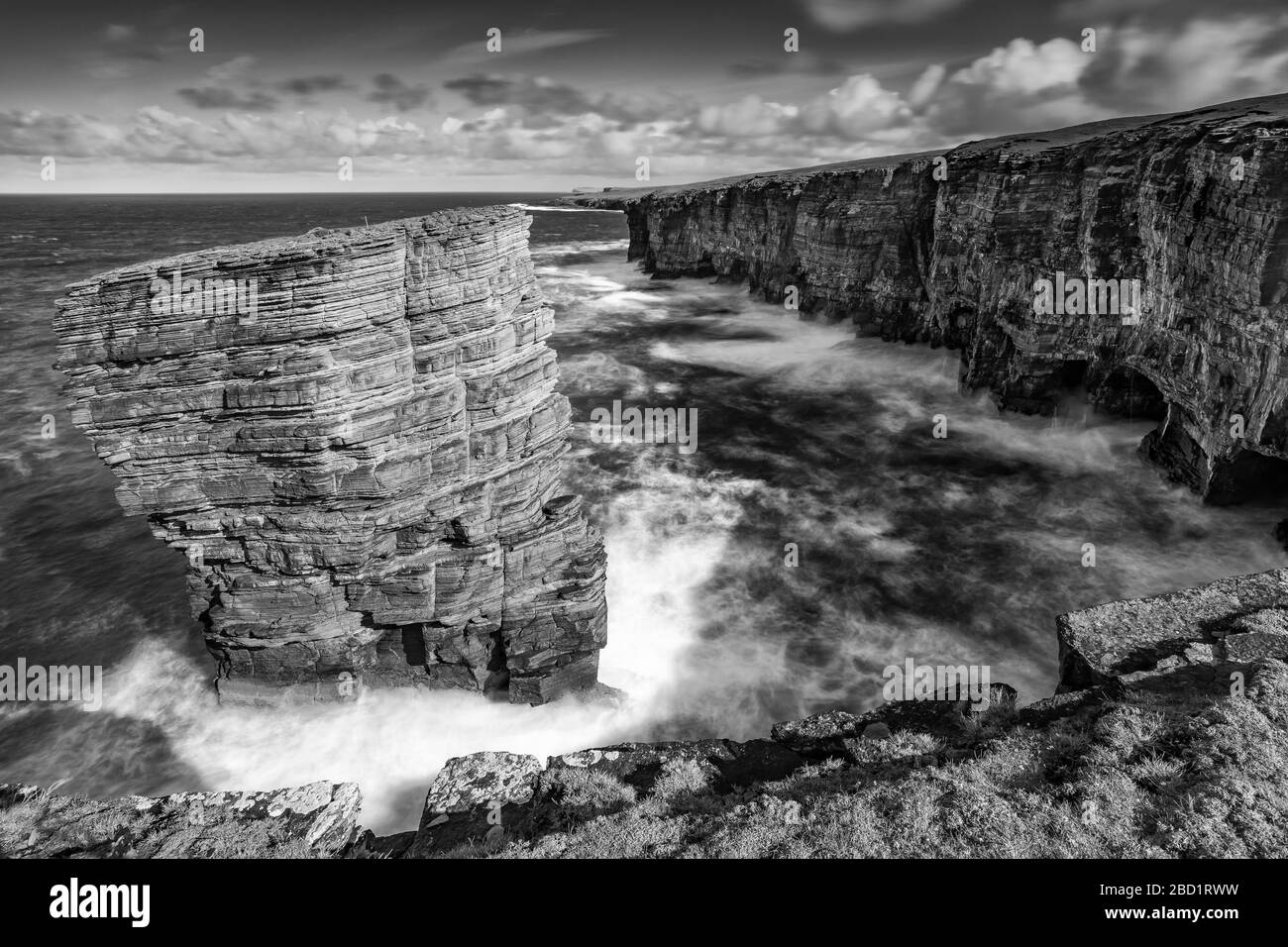 North Gaulton Castle mare stack sulla costa occidentale selvaggia di Mainland, Orkney, Scozia, Regno Unito, Europa Foto Stock