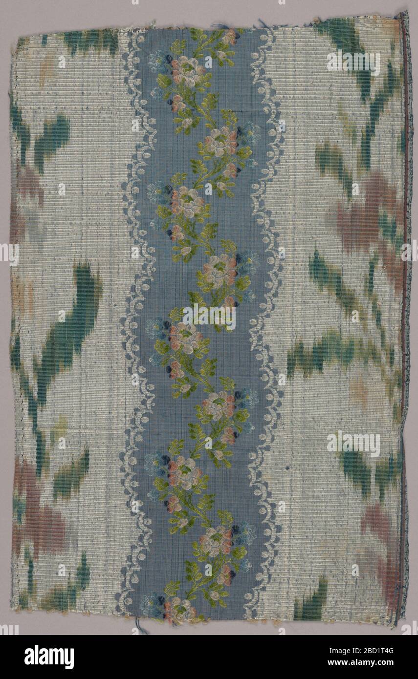 Frammento. Ricerca in ProgressFragment di seta con strie scalpate di azzurro con una vite floreale continua nei toni del blu, giallo-verde, rosa e avorio; alternate a strisce di vite floreale continua nei toni più profondi del verde e rosso-violetto su un terreno avorio, stampato sul frammento Foto Stock