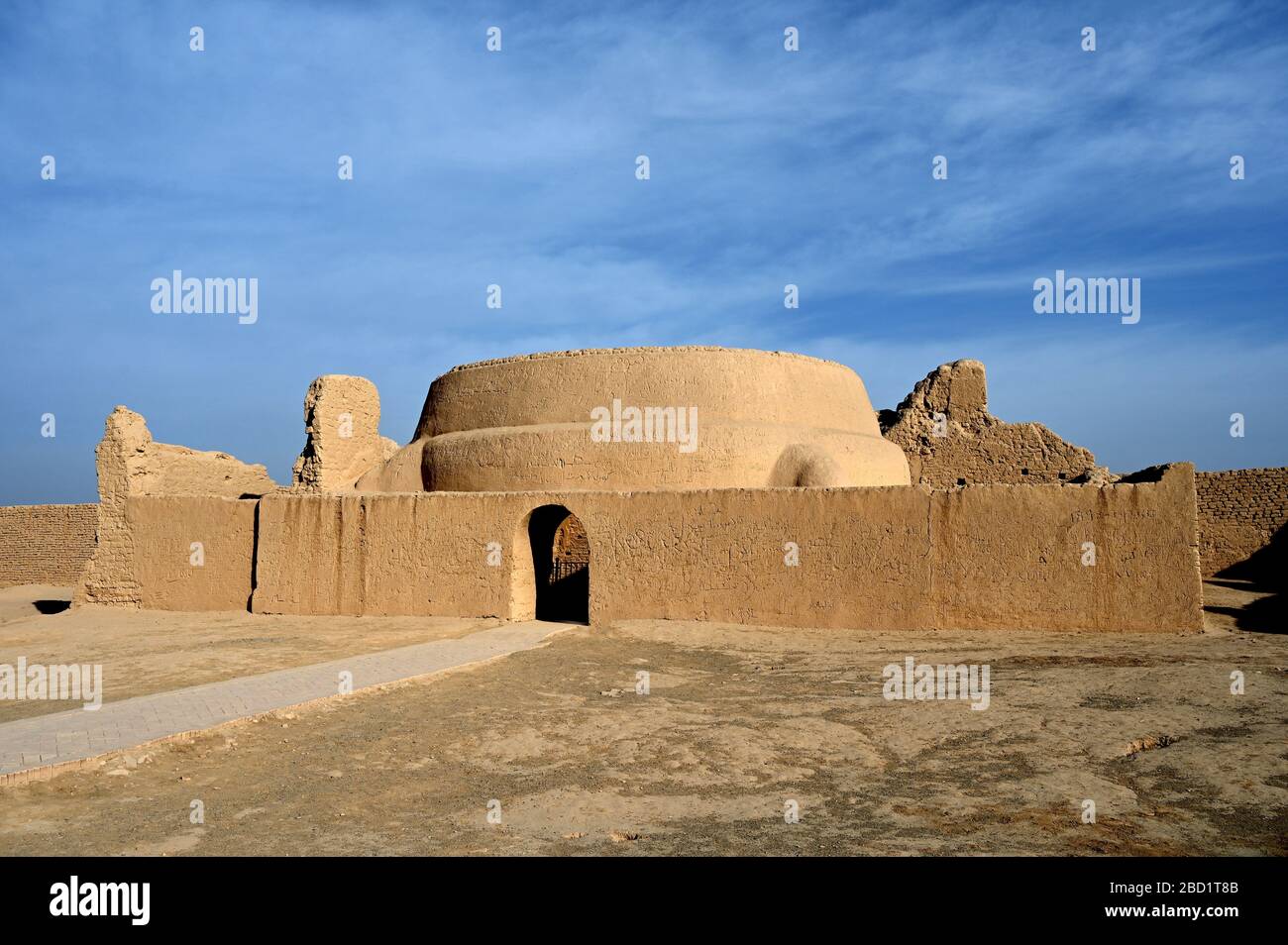 Moschea in rovina antica Silk Road oasi città di Gaochang, deserto Taklamakan, Xinjiang, Cina, Asia Foto Stock