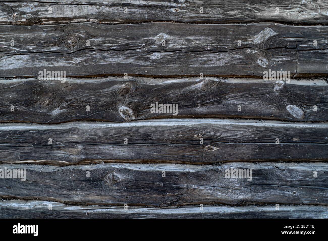 sfondo di vecchi tronchi neri. Il muro di una vecchia casa di legno. Foto Stock