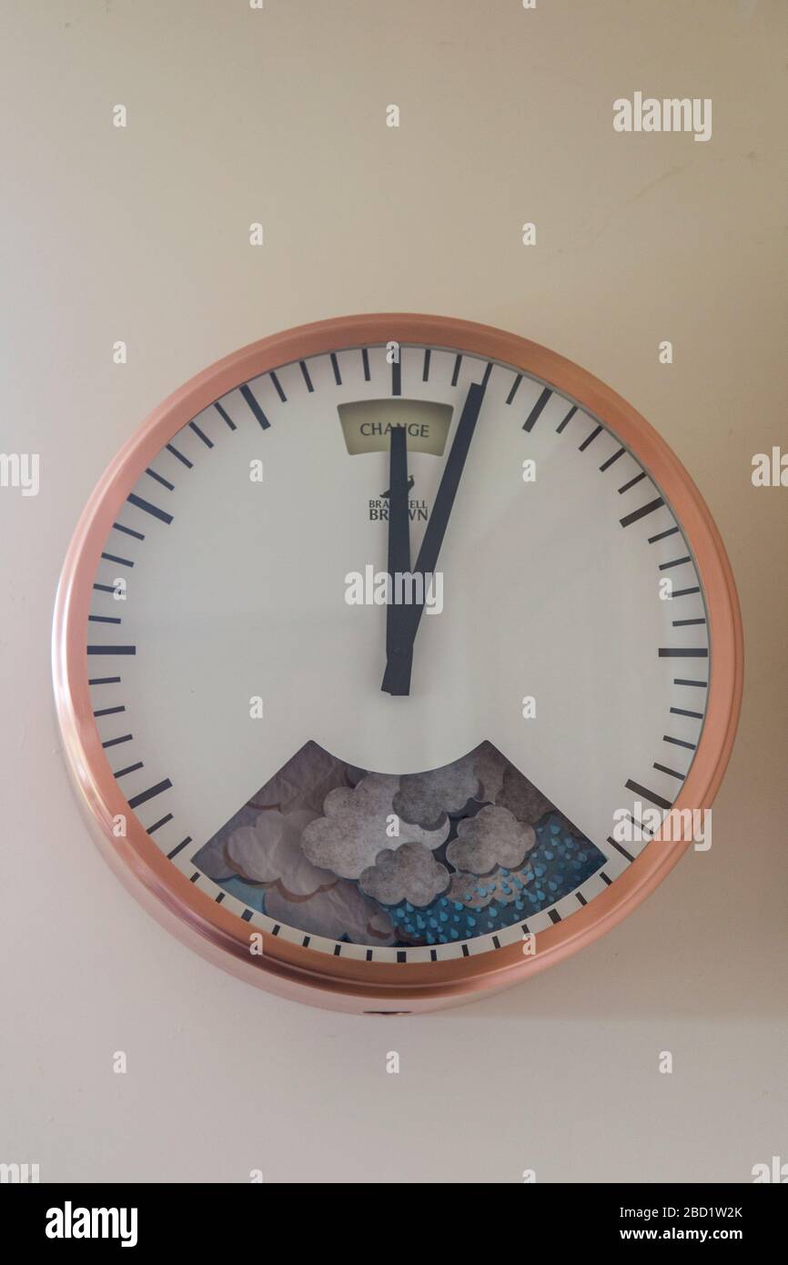 orologio con barometro costruito nel dire il cambiamento del tempo Foto Stock