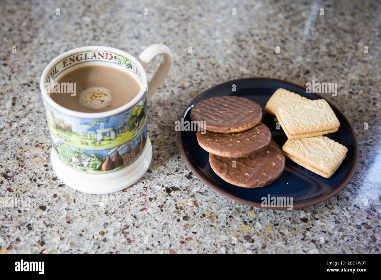 caffè e biscotti su un piatto in cucina, niente persone, biscotti al cioccolato e crema pasticcera con una tazza di caffè Foto Stock