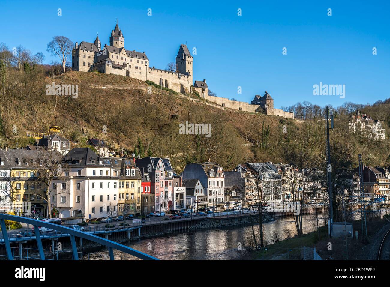 Stadtansicht mit Lenne und Burg Altena, Sauerland, Nordrhein-Westfalen, Deutschland | Vista della città con il fiume Lenne e il castello di Altena, Altena, Sauer Foto Stock