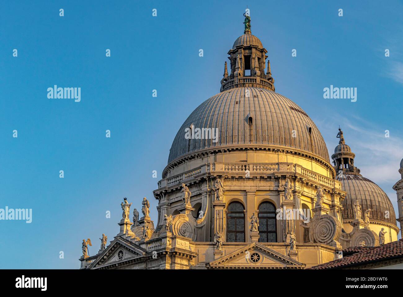 La cupola della Basilica di Santa Maria della Salute si trova a Punta della Dogana nel quartiere Dorsoduro di Venezia Foto Stock