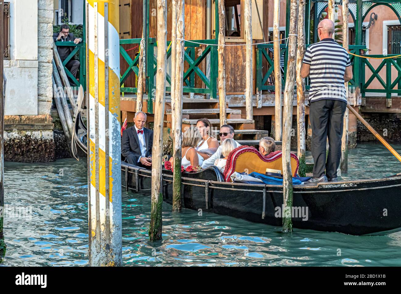 Un matrimonio con giro in gondola lungo il Canal Grande , a Venezia Foto Stock