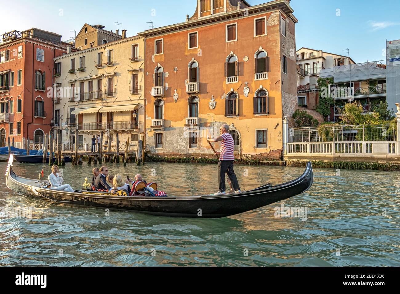 Un matrimonio con giro in gondola al sole del tardo pomeriggio sul Canal Grande a Venezia Foto Stock