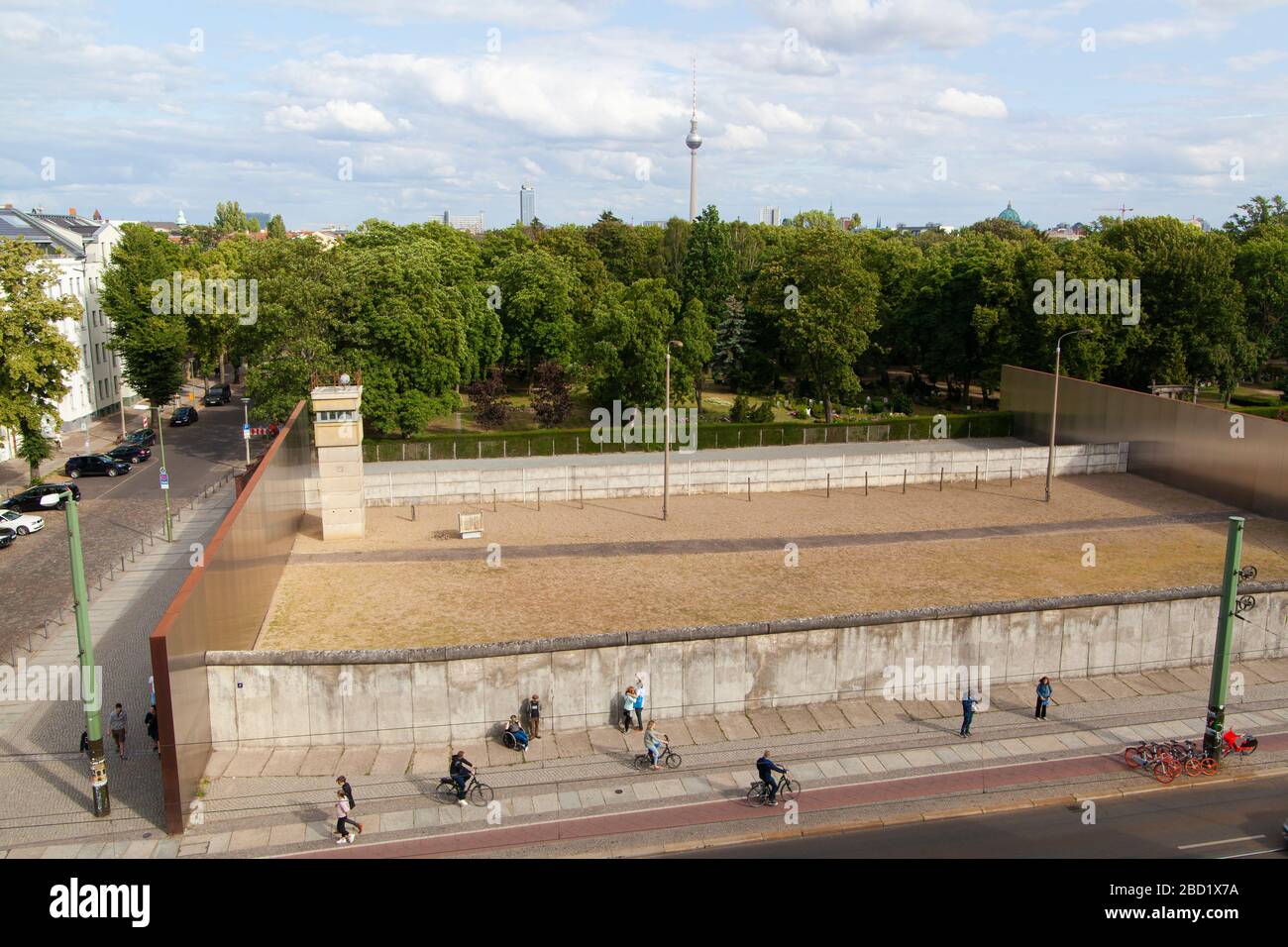 Berlino, Germania - 7 luglio 2019: Ricostruzione di un muro di Berlino al memoriale del muro di Berlino Foto Stock
