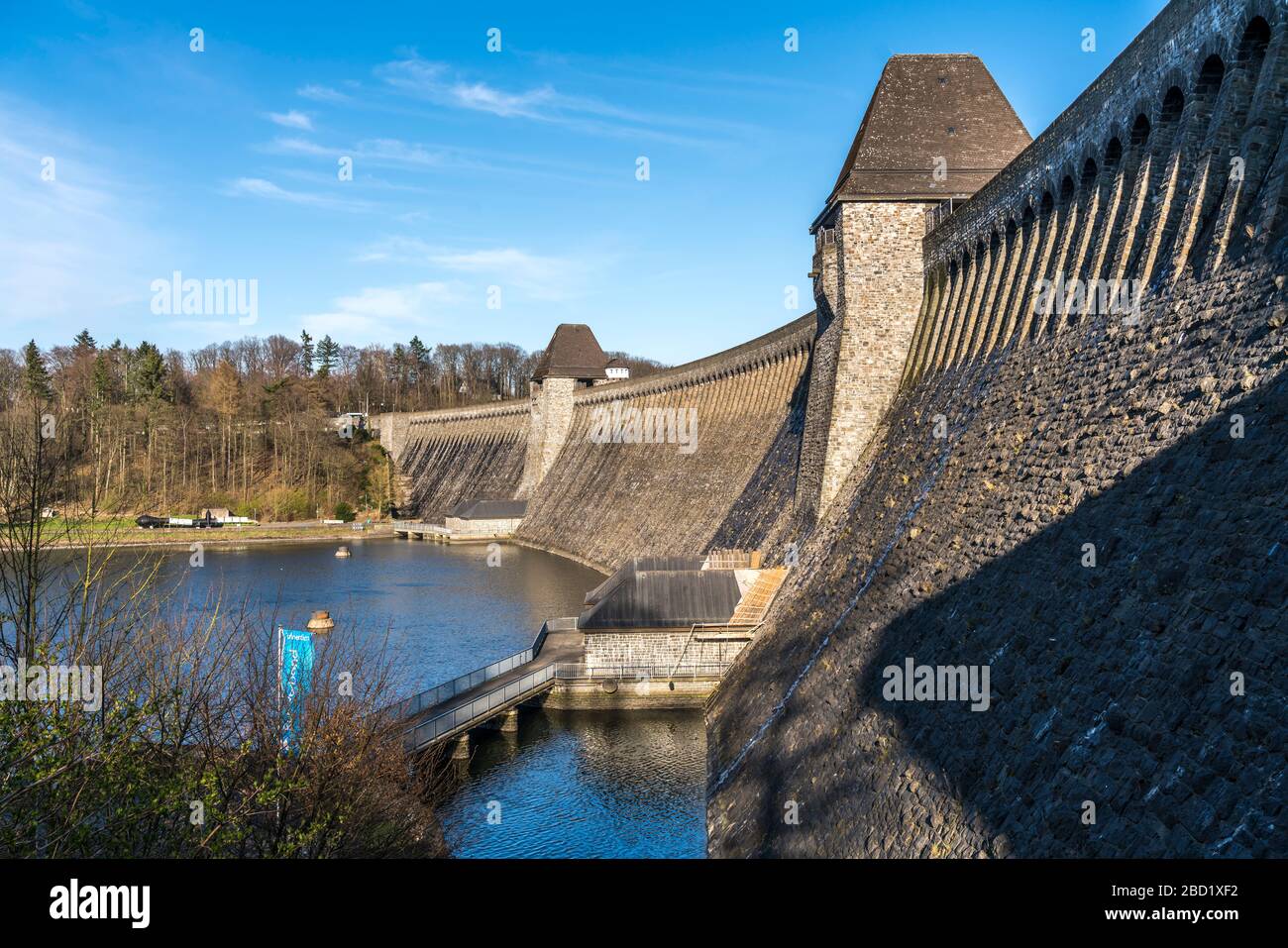 Sperrmauer der Möhnetalsperre in Möhnesee, Sauerland, Nordrhein-Westfalen, Deutschland | la diga della riserva di Moehne, Moehnesee, Sauerland, NOR Foto Stock