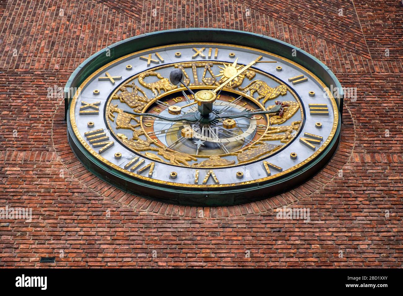 Oslo, Ostlandet / Norvegia - 2019/08/30: Facciata del Municipio edificio storico - Radhuset - con orologio astronomico torre nel quartiere di Pipervika della città cen Foto Stock