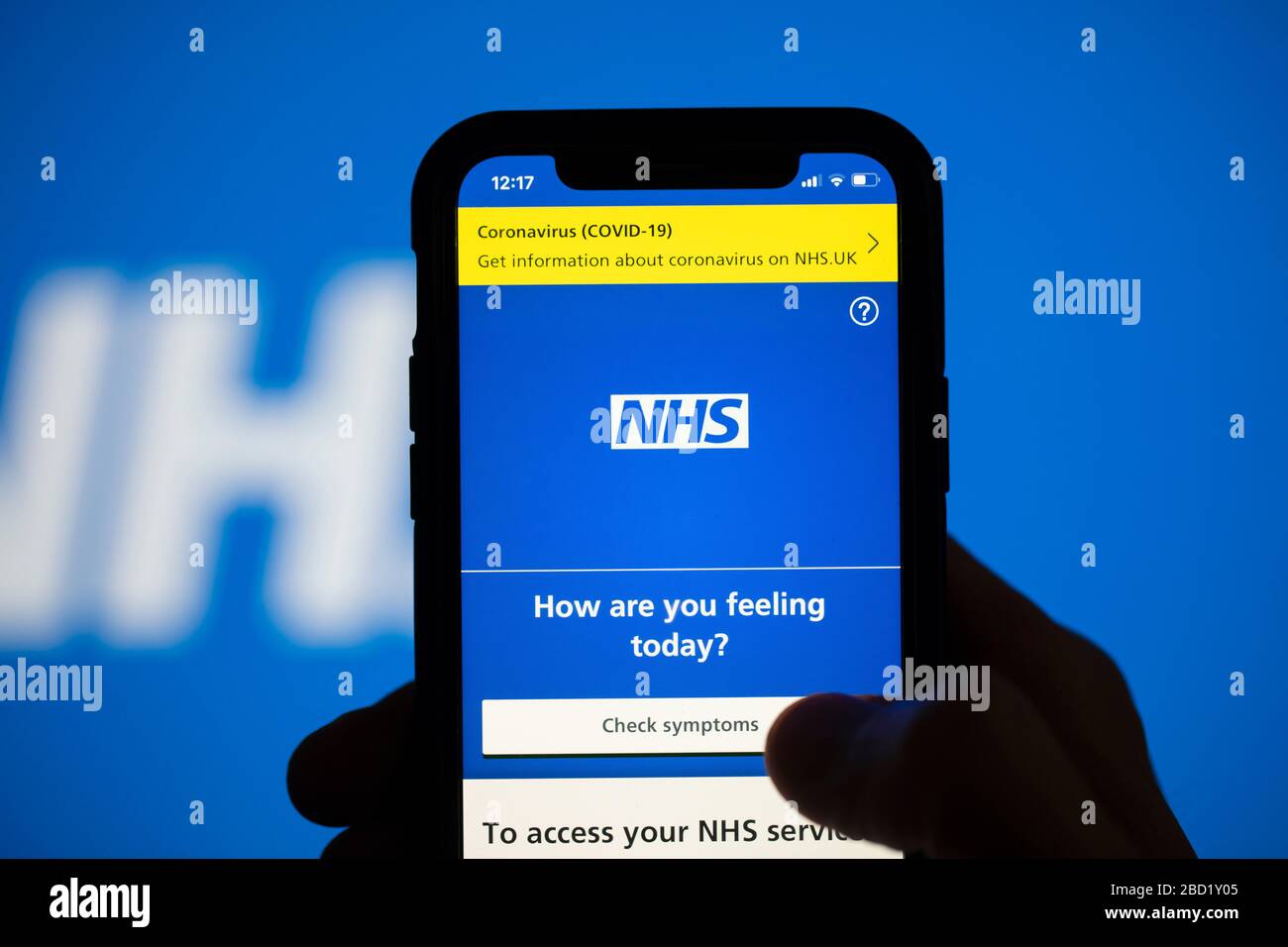 LONDRA, Regno Unito - 6 aprile 2020: Supporto e consulenza online per il coronavirus NHS Foto Stock