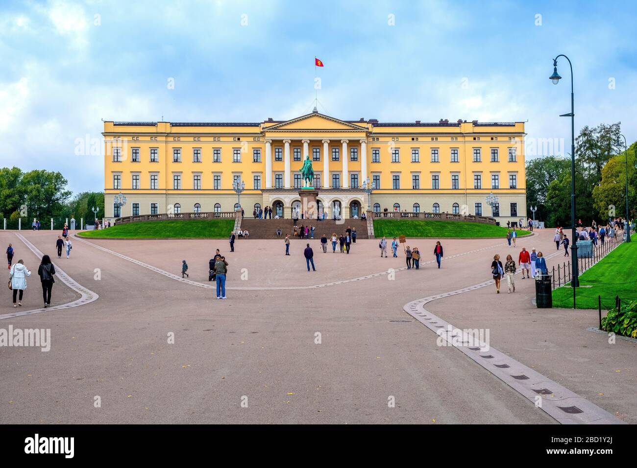 Oslo, Ostlandet / Norvegia - 2019/08/30: Facciata del Palazzo reale di Oslo - Slottet - collina Bellevuehoyden vista da piazza Slottspassen nel centro storico Foto Stock