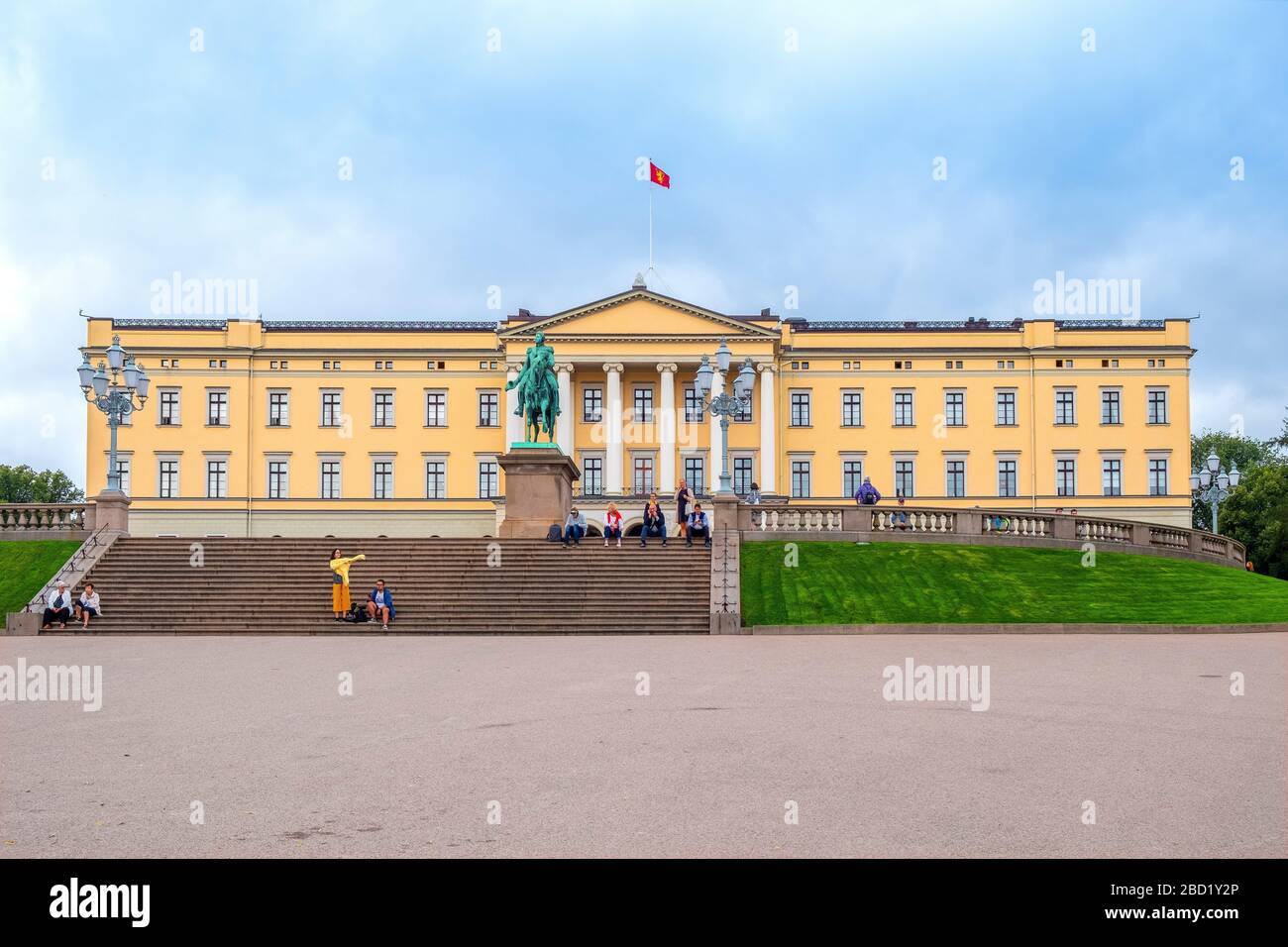 Oslo, Ostlandet / Norvegia - 2019/08/30: Facciata del Palazzo reale di Oslo - Slottet - collina Bellevuehoyden vista da piazza Slottspassen nel centro storico Foto Stock