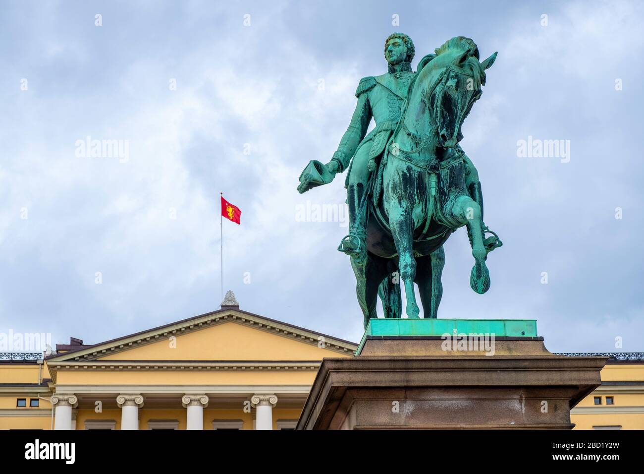 Oslo, Ostlandet / Norvegia - 2019/08/30: Statua di Re Carlo XIV Giovanni - Karl XIV Johan - di fronte al Palazzo reale di Oslo, Slottet, a Slottspassen Foto Stock