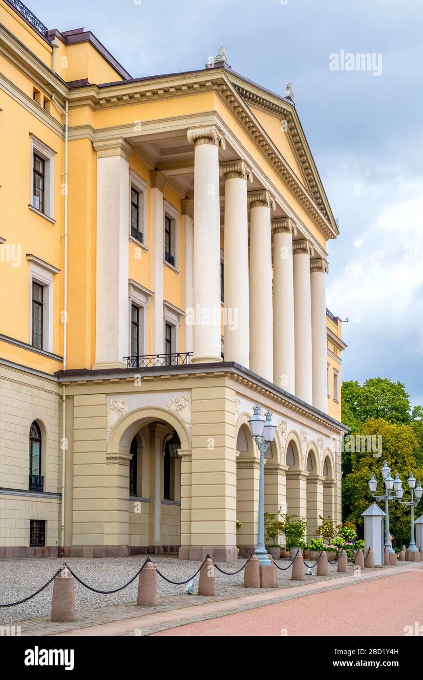 Oslo, Ostlandet / Norvegia - 2019/08/30: Facciata del Palazzo reale di Oslo - Slottet - collina Bellevuehoyden vista da piazza Slottspassen nel centro storico Foto Stock