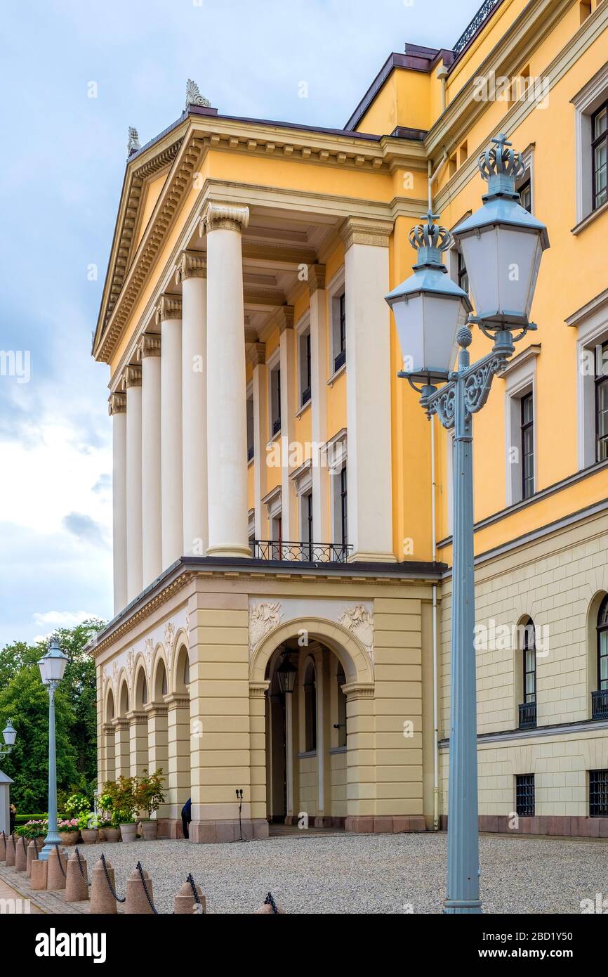 Oslo, Ostlandet / Norvegia - 2019/08/30: Facciata del Palazzo reale di Oslo - Slottet - collina Bellevuehoyden vista da piazza Slottspassen nel centro storico Foto Stock