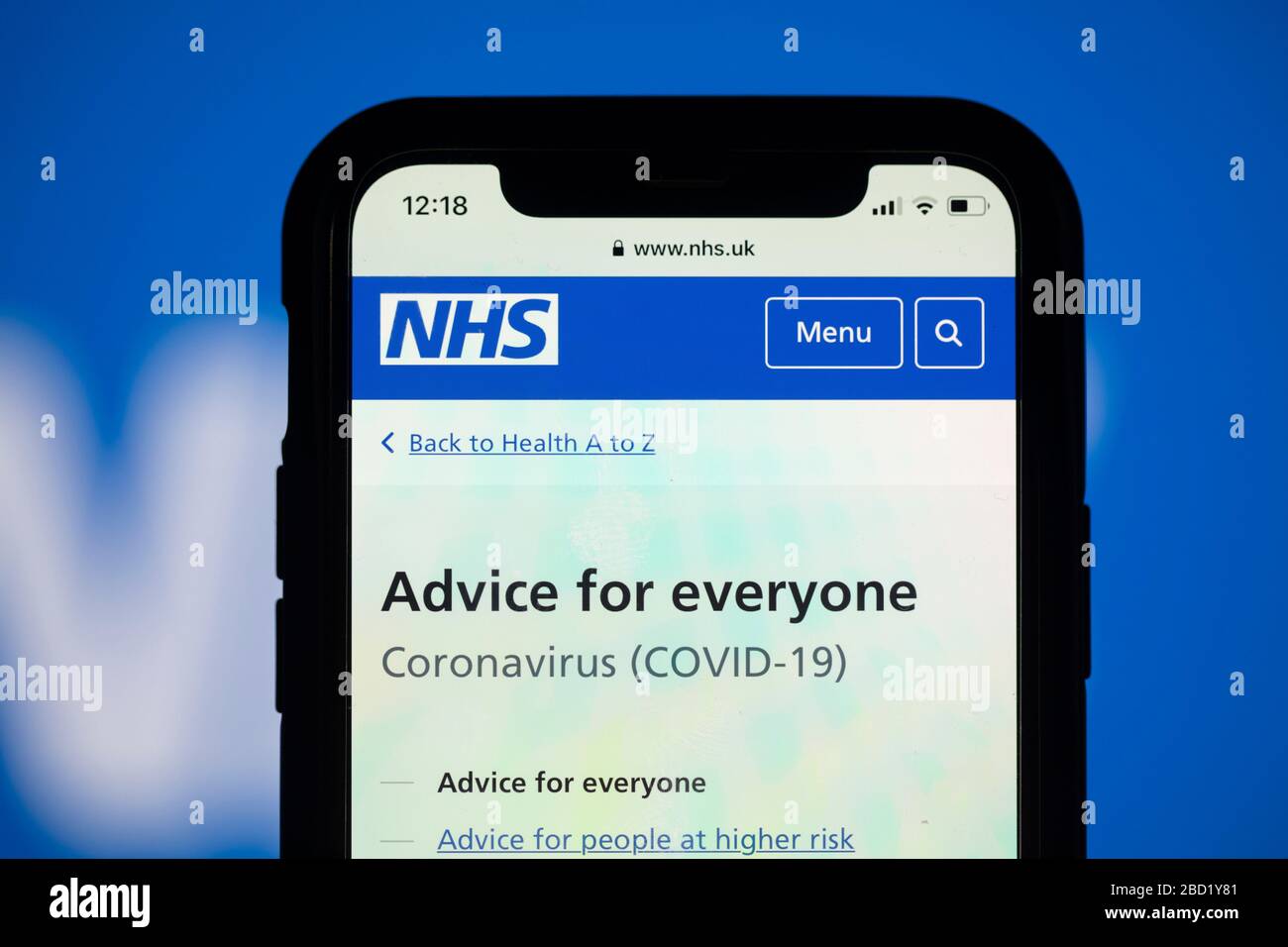 LONDRA, Regno Unito - 6 aprile 2020: Supporto e consulenza online per il coronavirus NHS Foto Stock