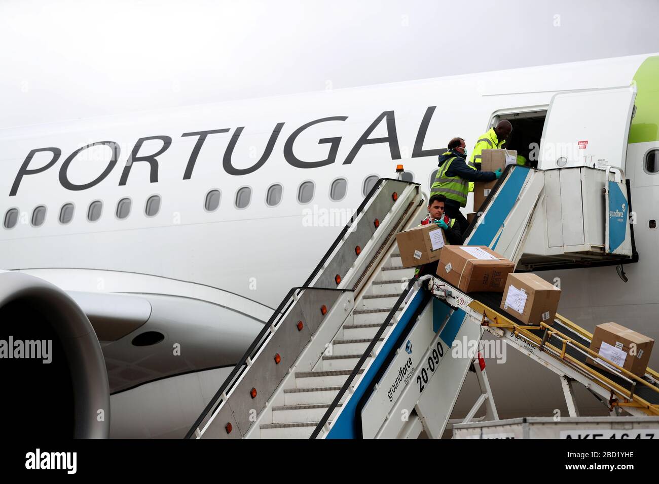 Lisbona, Portogallo. 5 Aprile 2020. Le forniture mediche provenienti dalla Cina vengono scaricate da un aereo all'aeroporto di Humberto Delgado per contribuire alla lotta contro l'epidemia di COVID-19 a Lisbona, Portogallo, 5 aprile 2020. Credit: Pedro Fiuza/Xinhua/Alamy Live News Foto Stock