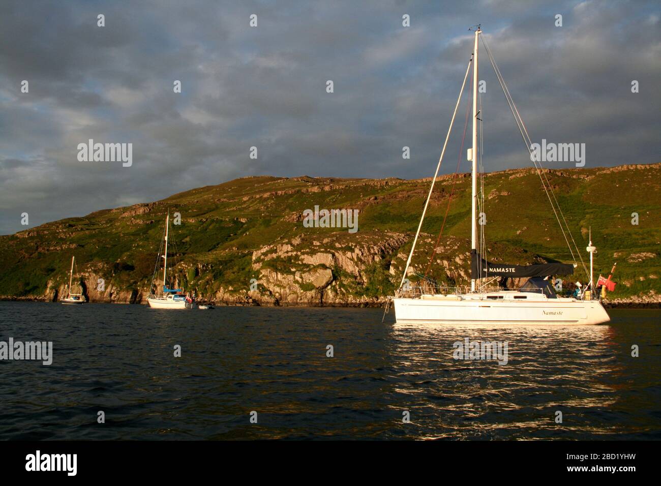 Barche a vela ancorate a Gometra Harbour, Ulva, Isola di Mull, Ebridi, Scozia Foto Stock