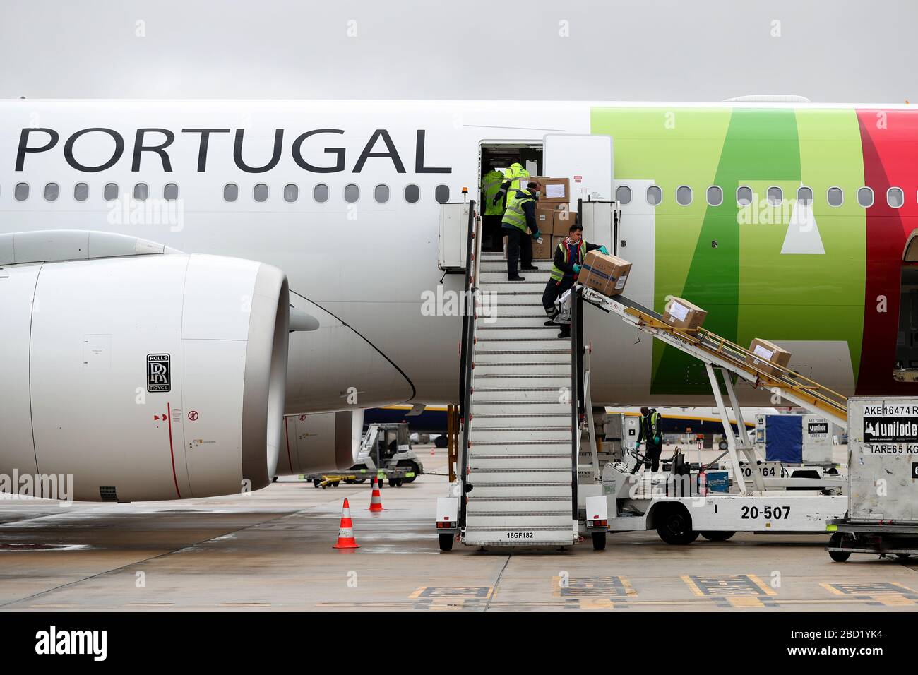 Lisbona, Portogallo. 5 Aprile 2020. Le forniture mediche provenienti dalla Cina vengono scaricate da un aereo all'aeroporto di Humberto Delgado per contribuire alla lotta contro l'epidemia di COVID-19 a Lisbona, Portogallo, 5 aprile 2020. Credit: Pedro Fiuza/Xinhua/Alamy Live News Foto Stock