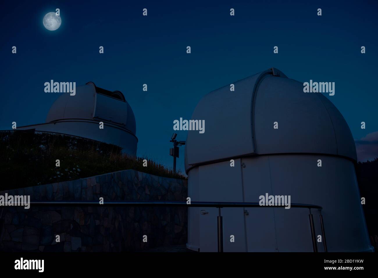 Osservatorio astronomico con luna piena Foto Stock