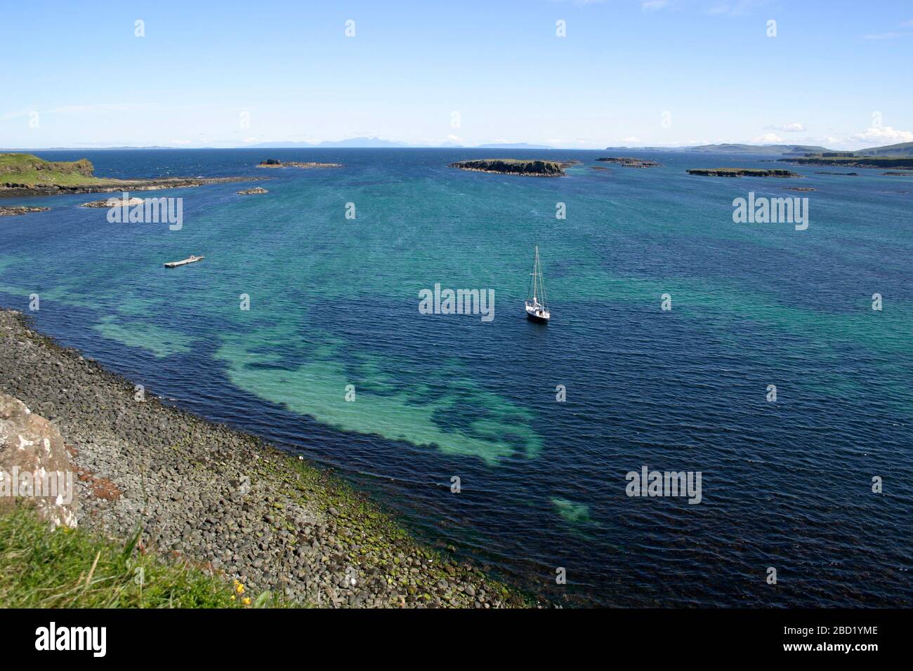 Barca a vela ancorata a lunga, Treshnish Isles, guardando a nord delle piccole isole, Argyll, Scozia Foto Stock