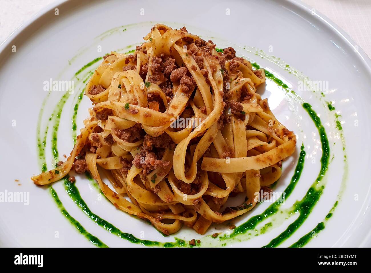 Fettuccine di cinghiale, cucina tipica italiana. Foto Stock