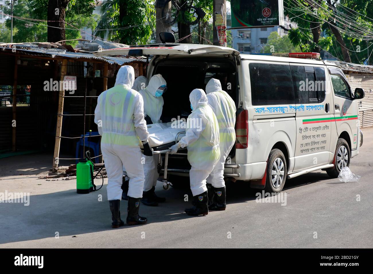 Dhaka, Bangladesh - 06 aprile 2020: Le persone, indossando tute protettive, portano il corpo di Jalal Saifur Rahman, morto a causa della malattia da coronavirus (COVID Foto Stock