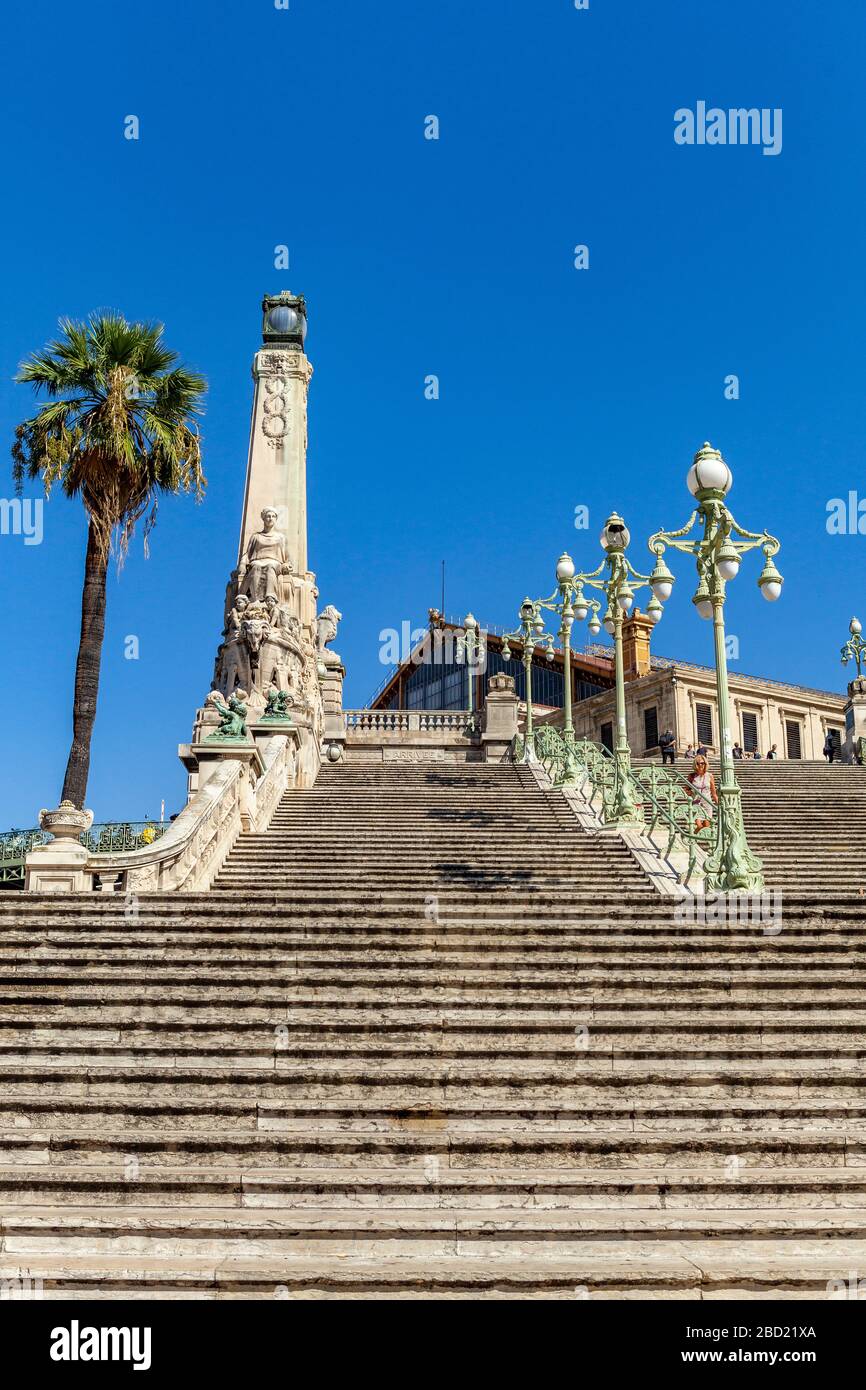 Grande scalinata della stazione ferroviaria di Saint-Charles a Marsiglia, Francia Foto Stock