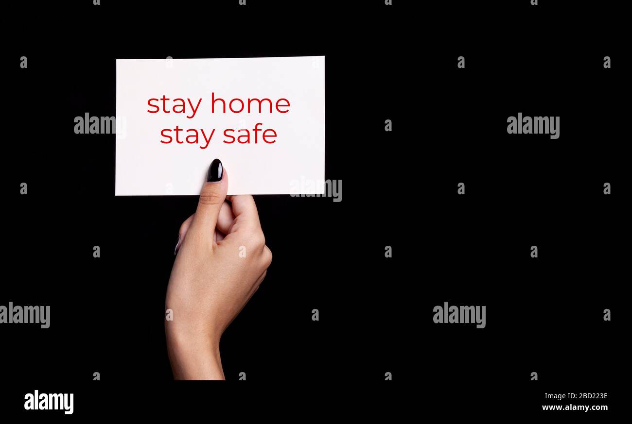 Le parole rimangono a casa, rimangono al sicuro sulla carta bianca, concetto di auto quarantena a casa come misura preventiva contro lo scoppio del virus Foto Stock