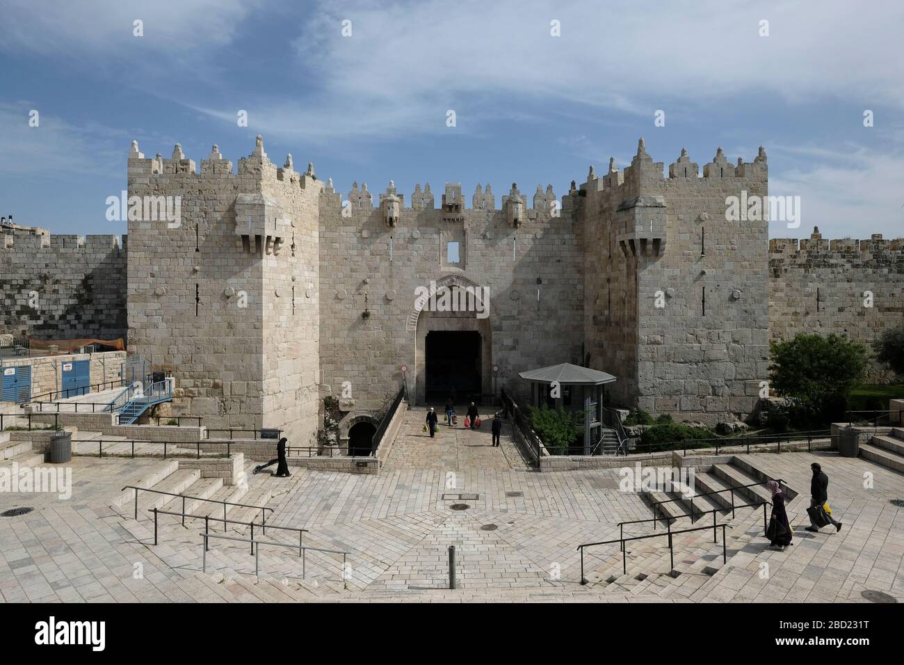 La porta di Nablus o Bab al-fango chiamata anche porta di Damasco nella città vecchia di Gerusalemme è vista quasi vuota durante lo scoppio della malattia di coronavirus (COVID-19) in Israele. Foto Stock