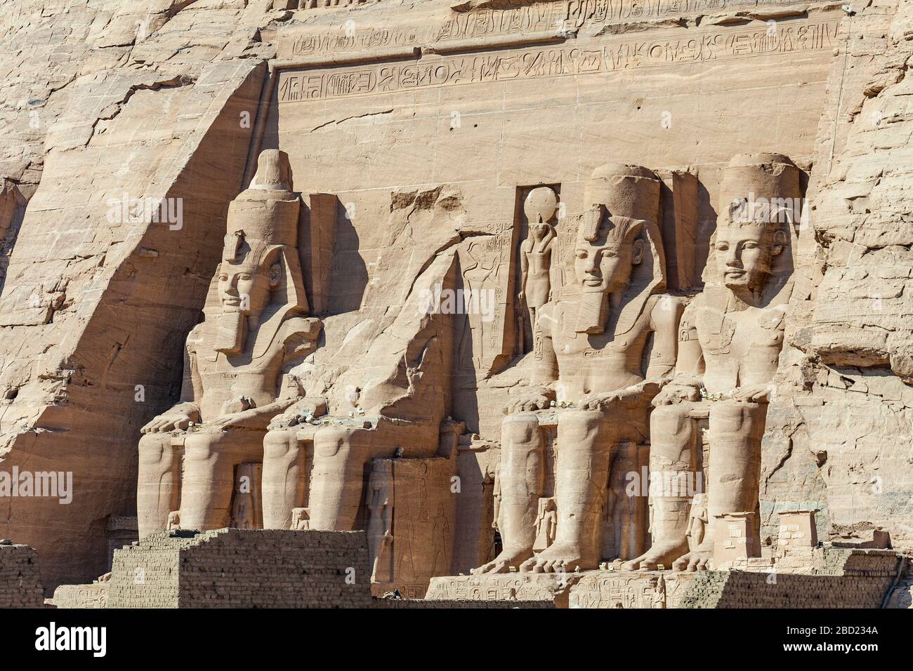 Statue giganti di Ramses II sedute in trono al Grande Tempio di Abu Simbel, Egitto Foto Stock